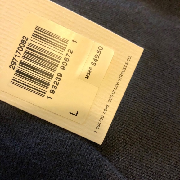 Levi’s Cozy Gray Sweatshirt - Picture 4 of 5